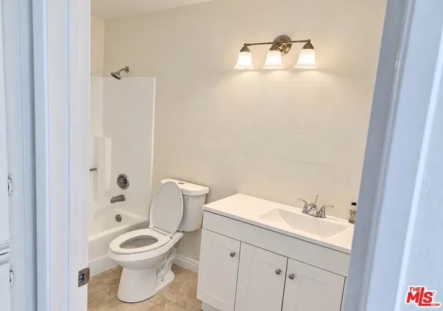 Listing Photo 5 - Condo for sale in building located at 10901 Laurel Cyn Blvd, San Fernando, CA 91340 - Unit #209