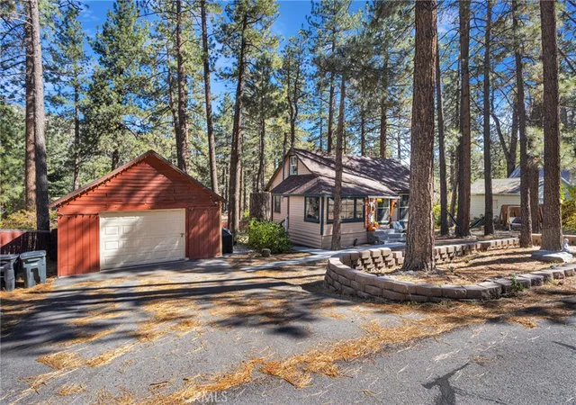 Photo 4 of Single family home for sale at 1308 Edna St, Wrightwood, CA 92397 | MLS# TR26233692 | Listing updated on 2026-10-30