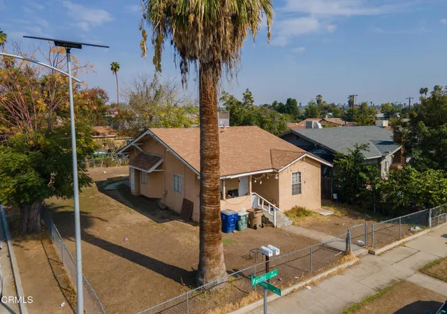 Single family home for sale at 1200 Pacific St, Bakersfield, CA 93305 | MLS# V1-39531