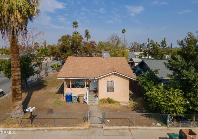 Photo 3 of Single family home for sale at 1200 Pacific St, Bakersfield, CA 93305 | MLS# V1-39531 | Listing updated on 2026-10-30