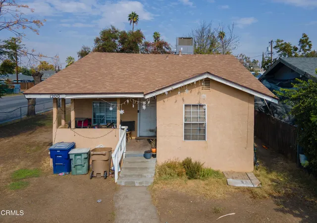 Photo 4 of Single family home for sale at 1200 Pacific St, Bakersfield, CA 93305 | MLS# V1-39531 | Listing updated on 2026-10-30