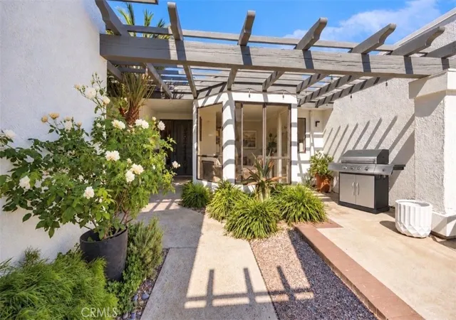 Photo 2 of Single family home for sale at 33 White Water Dr, Corona Del Mar, CA 92625 | MLS# NP26233140 | Listing updated on 2026-10-31