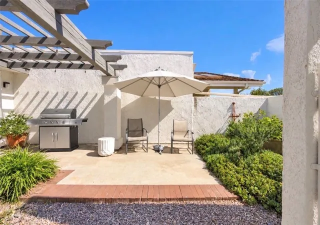 Photo 3 of Single family home for sale at 33 White Water Dr, Corona Del Mar, CA 92625 | MLS# NP26233140 | Listing updated on 2026-10-31
