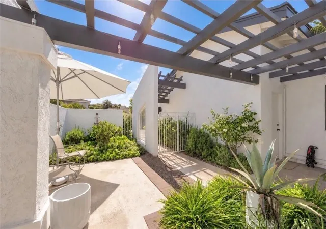 Photo 4 of Single family home for sale at 33 White Water Dr, Corona Del Mar, CA 92625 | MLS# NP26233140 | Listing updated on 2026-10-31