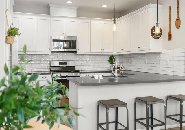 Listing Photo 2 - Condo for sale in building located at 160 Sawbuck St, Camarillo, CA 93010