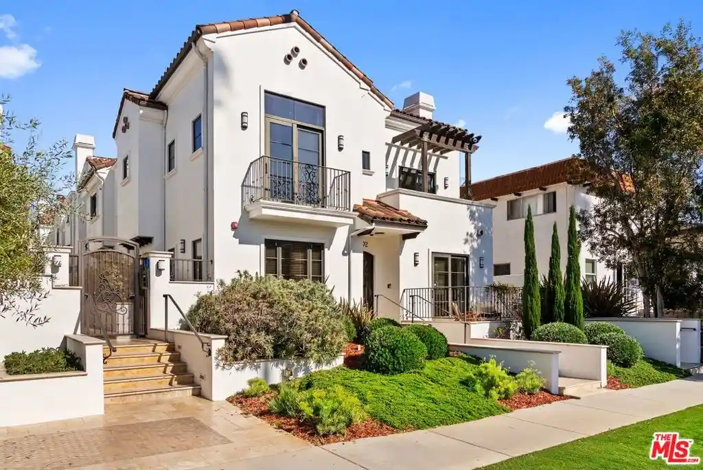 Photo 1 of Townhouse for sale at 917 19th Street #102, Santa Monica, CA 90403 | MLS# 26105208 | Listing updated on 2026-10-30