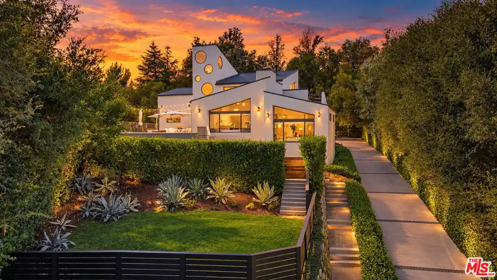Single family home for sale at 915 Camino Colibri, Calabasas, CA 91302 | MLS# 26105363
