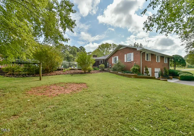 Photo 3 of Sale Pending at 304 Homestead Rd Rd, Chapel Hill, NC 27516 | MLS# 10067374 | Listing updated on 2026-05-09