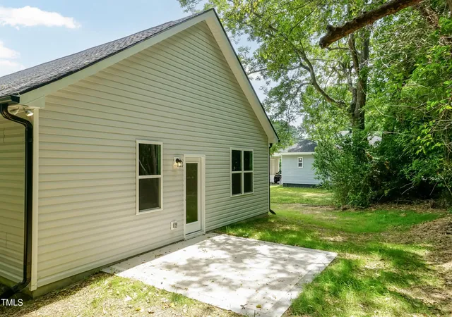 Photo 4 of Sale Pending at 809 E Edgerton St, Dunn, NC 28334 | MLS# 10020348 | Listing updated on 2026-07-18
