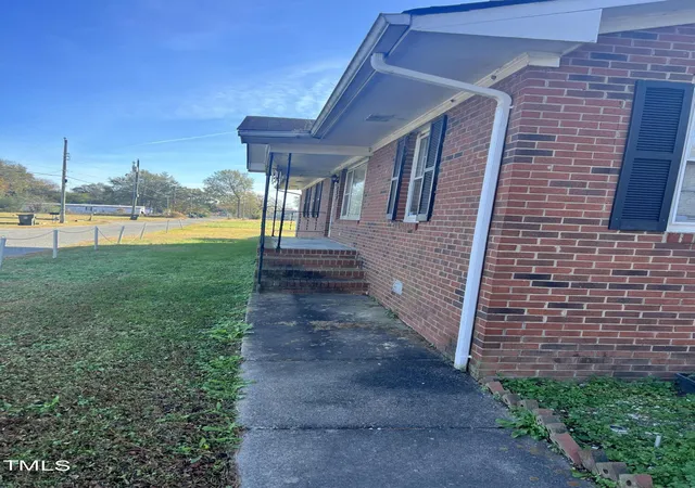 Photo 3 of Sale Pending at 901 Oliver St, Mount Olive, NC 28365 | MLS# 10044781 | Listing updated on 2026-07-18