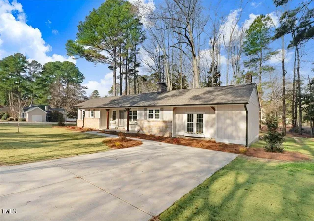 Photo 3 of Single family home for sale at 210 S General Lee Ave, Dunn, NC 28334 | MLS# 10079752 | Listing updated on 2026-07-24