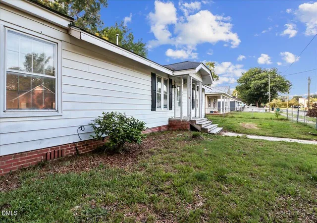 Photo 3 of Single family home for sale at 212 S Sixth St, Smithfield, NC 27577 | MLS# 10101843 | Listing updated on 2026-07-18