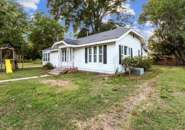 Photo 3 of Single family home for sale at 212 S Sixth St, Smithfield, NC 27577 | MLS# 10101843 | Listing updated on 2026-07-18