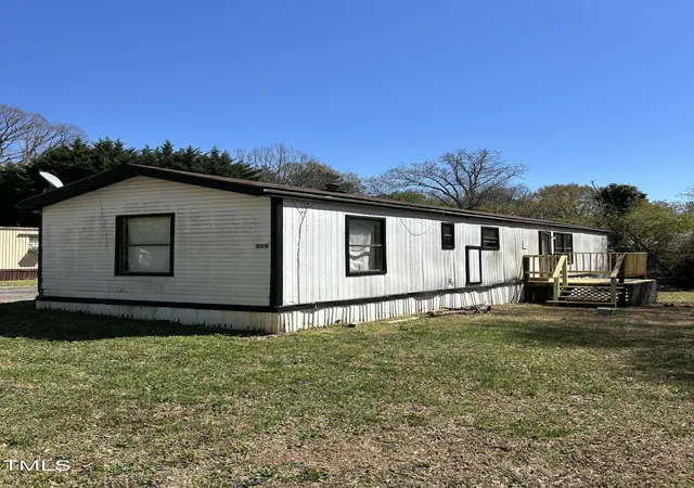 Photo 3 of Manufactured home for sale at 303 37th Street SW, Hickory, NC 28602 | MLS# 10120943 | Listing updated on 2026-09-16