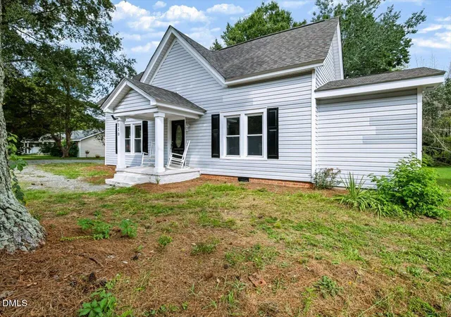 Photo 3 of Single family home for sale at 210 W Oak St, Zebulon, NC 27597 | MLS# 10125230 | Listing updated on 2026-09-02