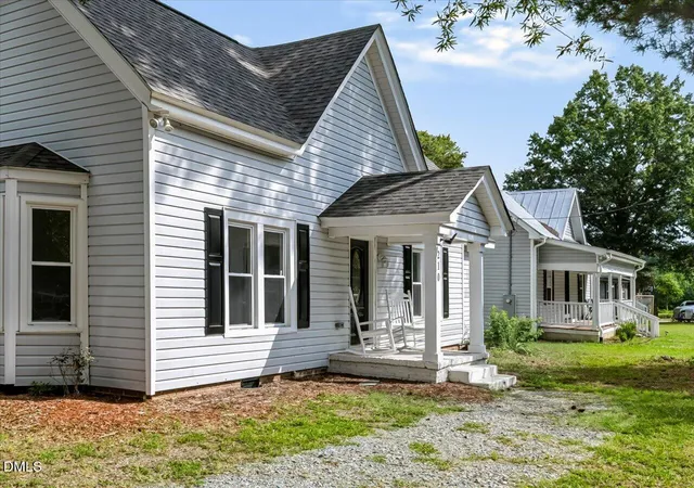 Photo 4 of Single family home for sale at 210 W Oak St, Zebulon, NC 27597 | MLS# 10125230 | Listing updated on 2026-09-02