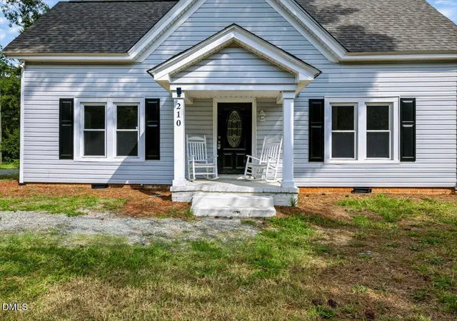 Photo 5 of Single family home for sale at 210 W Oak St, Zebulon, NC 27597 | MLS# 10125230 | Listing updated on 2026-09-02
