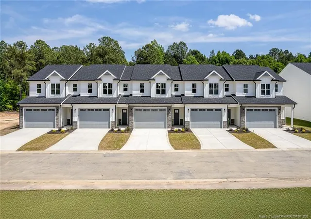 Townhouse for sale at 3026 Candlelight Dr, Fayetteville, NC 28311 | MLS# 751943
