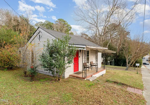 Photo 3 of Single family home for sale at 330 E Stallings St, Clayton, NC 27520 | MLS# 10137555 | Listing updated on 2026-09-05