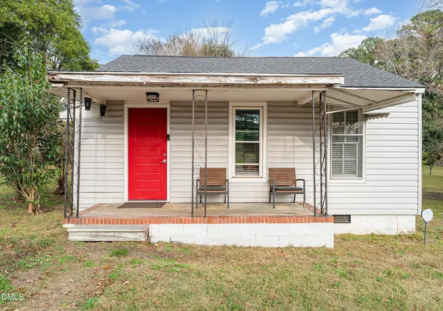 Photo 4 of Single family home for sale at 330 E Stallings St, Clayton, NC 27520 | MLS# 10137555 | Listing updated on 2026-09-05