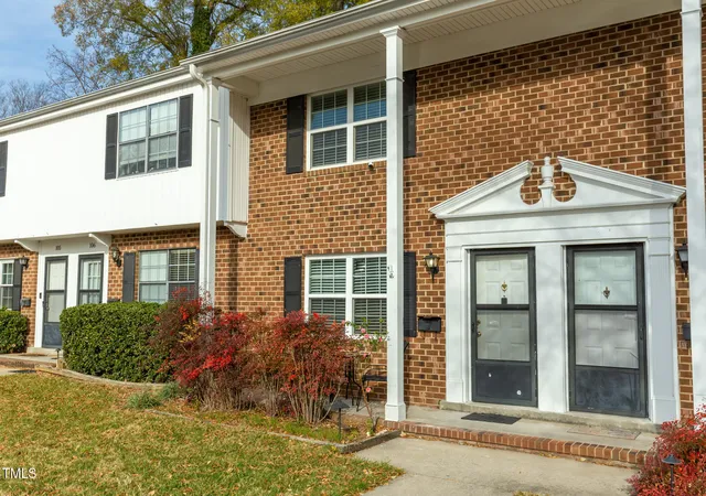 2nd image of 1002 Willow Dr, Chapel Hill, NC 27514