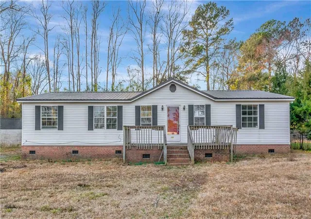 Homes for sale in Bladenboro, NC | 211 Lewis St, Bladenboro, NC 28320 | MLS# 757652