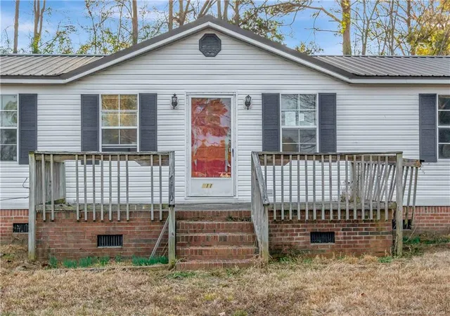 Homes for sale in Bladenboro, NC | 211 Lewis St, Bladenboro, NC 28320 | MLS# 757652