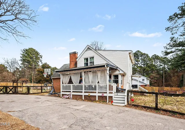 Homes for sale in Sanford, NC | 1609 Spring Ln, Sanford, NC 27330 | MLS# 10147675