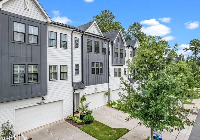 2nd image of 916 Waterside View Dr, Raleigh, NC 27606 | MLS# 10150326