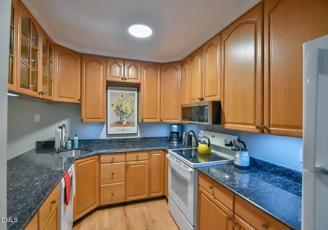 Photo 3 of Condominium at 173 Summerwalk Cir, Chapel Hill, NC 27517 | MLS# 10148911 | | Sold on 2026-05-20