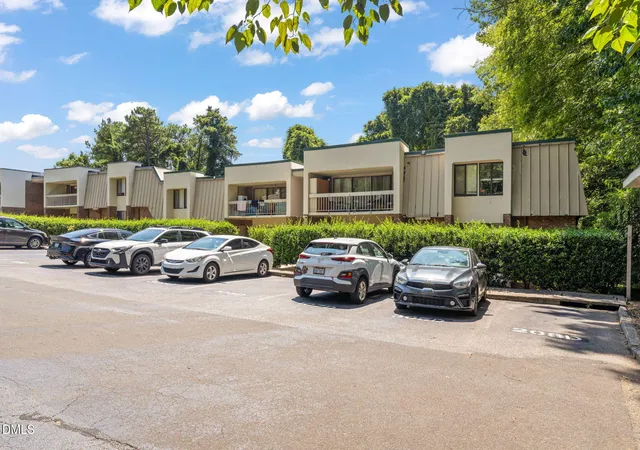 Listing Photo 2 - Condo for sale in building located at 500 Umstead Dr, Chapel Hill, NC 27516 - Unit #208