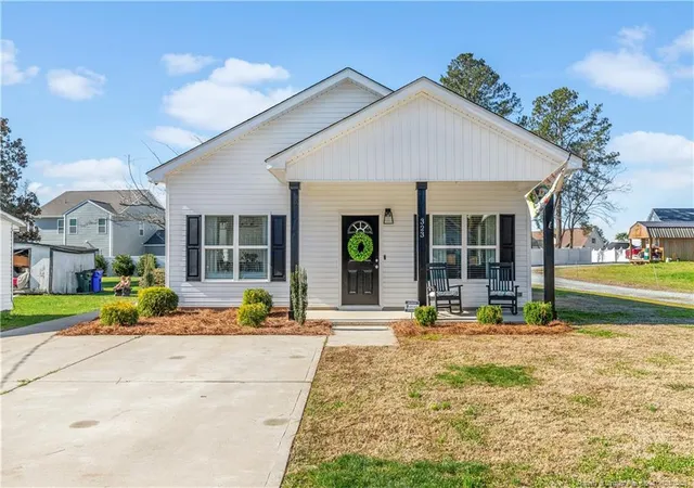 Photo 4 of Single family home for sale at 323 W Wooddall St, Benson, NC 27504 | MLS# 759203 | Listing updated on 2026-08-21