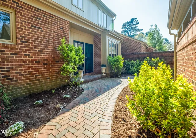 4th image of 10 Innisfree Dr, Durham, NC 27707 | MLS# 10156689