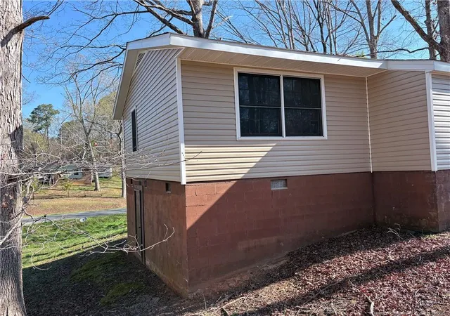 3rd image of 2009 Woodcrest Dr, Sanford, NC 27330 | MLS# 759813