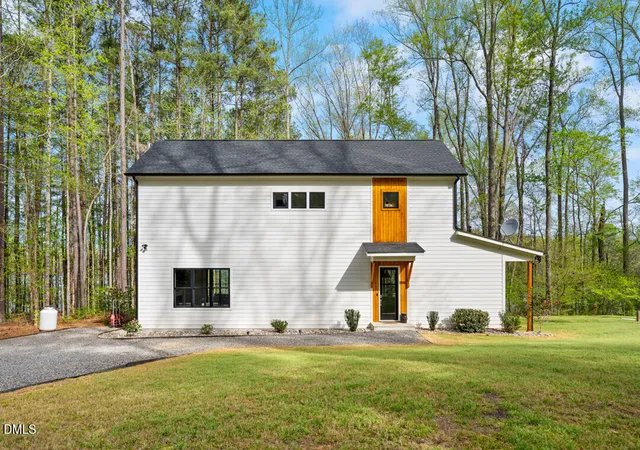 Photo 4 of Sale Pending at 401 Oakwood Ln, Roxboro, NC 27574 | MLS# 10158350 | Listing updated on 2026-08-04