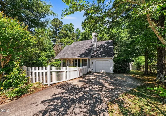 Photo 3 of Single family home for sale at 4008 Ellisfield Dr, Durham, NC 27705 | MLS# 10157624 | Listing updated on 2026-08-26