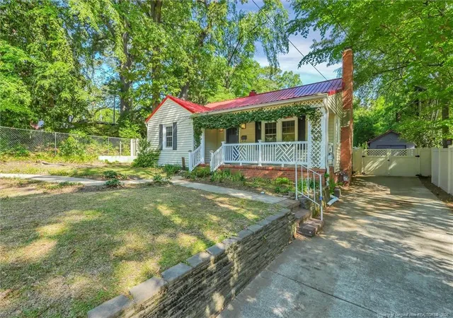 2nd image of 910 Clarendon St, Fayetteville, NC 28305 | MLS# 758914