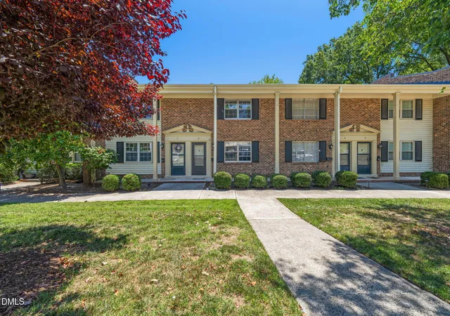 Homes for sale in Chapel Hill, NC | 1002 Willow Dr #Apt 6, Chapel Hill, NC 27514 | MLS# 10177497