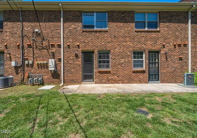 Listing Photo 2 - Condo for sale in building located at 1002 Willow Dr, Chapel Hill, NC 27514 - Unit #Apt 6