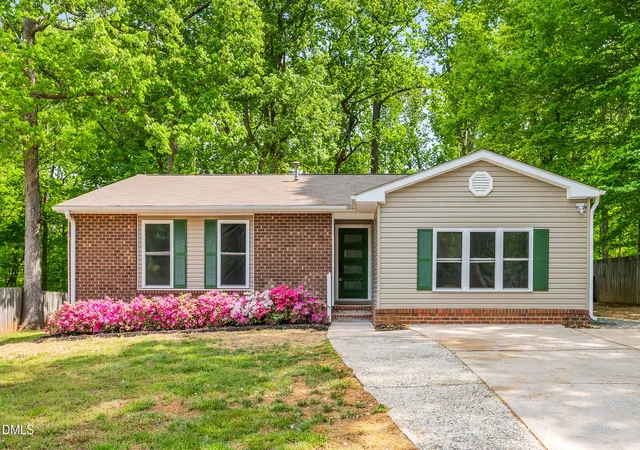 Homes for sale in Mebane, NC | 102 Cornwallis Dr, Mebane, NC 27302 | MLS# 10161238