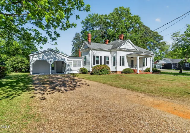 Photo 3 of Single family home for sale at 301 E Stanley St, Four Oaks, NC 27524 | MLS# 10162331 | Listing updated on 2026-09-06