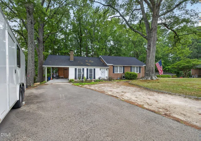 Photo 3 of Single family home for sale at 118 Castle Cir, Smithfield, NC 27577 | MLS# 10165039 | Listing updated on 2026-07-18