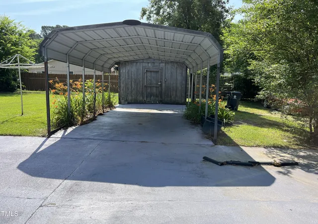 Photo 4 of Single family home for sale at 129 S Bullock St, Henderson, NC 27536 | MLS# 10162195 | Listing updated on 2026-08-21
