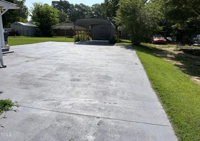 Photo 5 of Single family home for sale at 129 S Bullock St, Henderson, NC 27536 | MLS# 10162195 | Listing updated on 2026-08-21