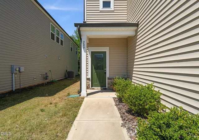 3rd image of 209 Wilbur Lake Dr, Fuquay Varina, NC 27526 | MLS# 10164953