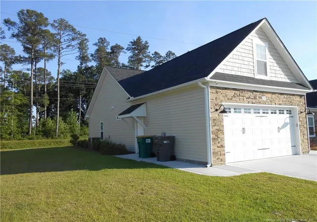 Photo 5 of Townhouse at 210 Oak Pointe Cir, Lumberton, NC 28358 | MLS# 762065 | | Sold on 2026-06-15