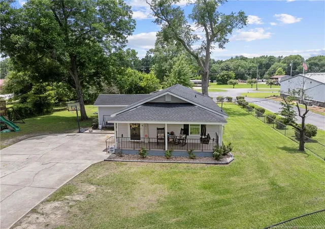 Homes for sale in Bladenboro, NC | 400 Anne St, Bladenboro, NC 28320 | MLS# 763436
