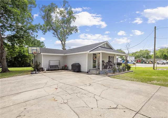 Homes for sale in Bladenboro, NC | 400 Anne St, Bladenboro, NC 28320 | MLS# 763436