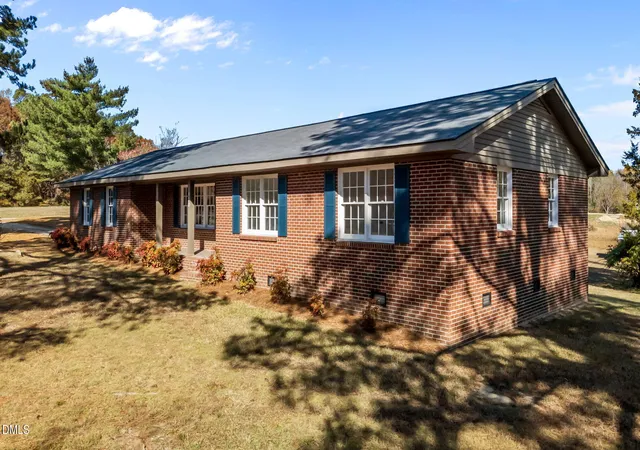 Photo 3 of Single family home for sale at 10 Alease Dr, Zebulon, NC 27597 | MLS# 10171027 | Listing updated on 2026-10-01
