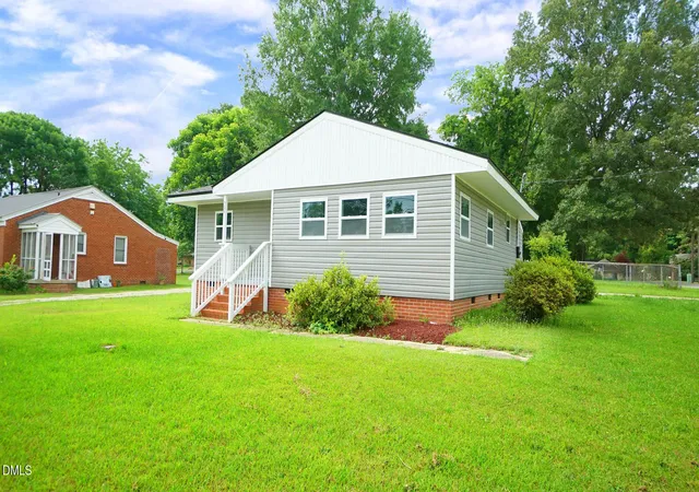 Photo 4 of Single family home for sale at 500 E Mcneill St, Lillington, NC 27546 | MLS# 10171296 | Listing updated on 2026-08-28
